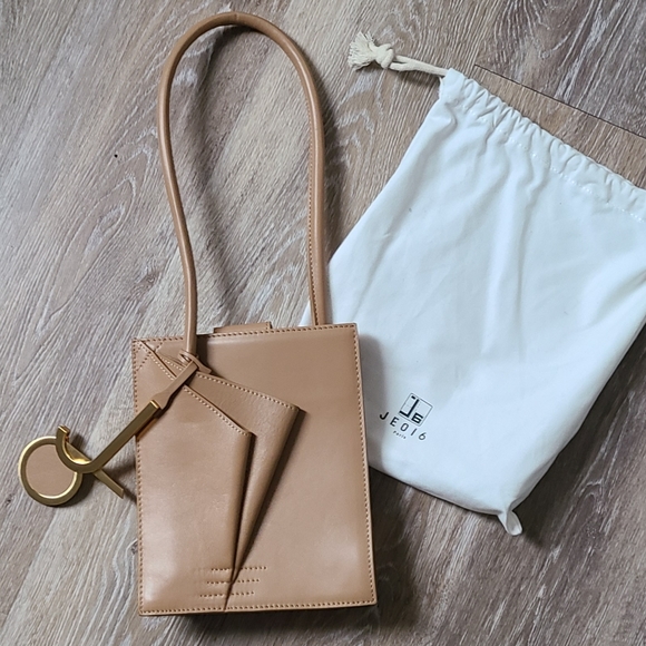 Avant garde leather shoulder bag - Picture 3 of 8